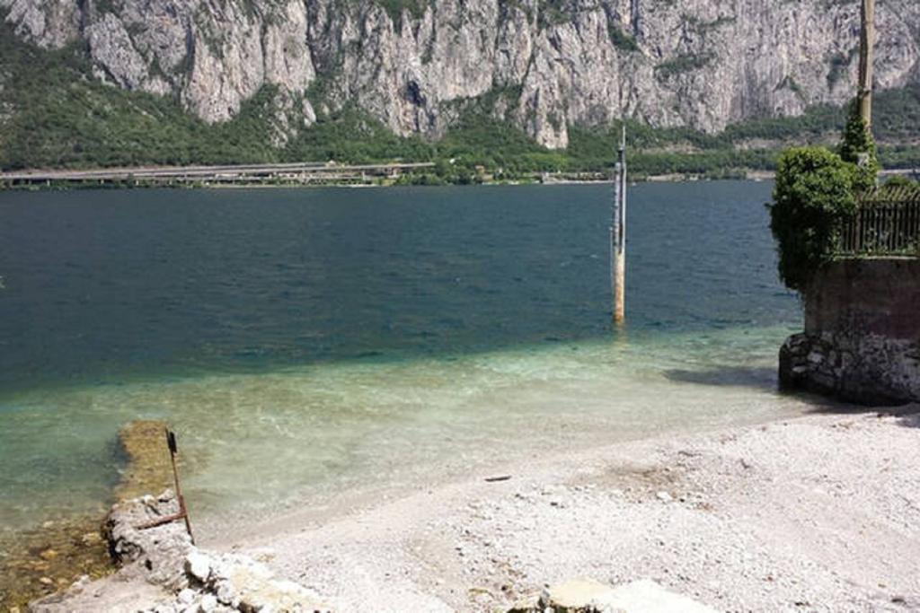 L For Lake Mandello del Lario Room photo